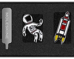 Moleskine 2 Przypinki NASA Kosmonauta i Rakieta (Moleskine Set of 2 NASA Pins Astroman and Rocketship) – 8056999277550