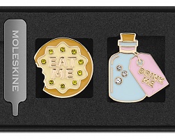 Moleskine 2 Przypinki Alicja w Krainie Czarów Ciasteczko Zjedz Mnie i butelkę Wypij Mnie (Moleskine Set of 2 Alice in Wonderland Pins Eat Me & Drink Me) - 8056711513096