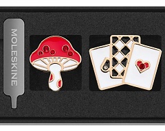 Moleskine 2 Przypinki Alicja w Krainie Czarów Muchomor i Karty (Moleskine Set of 2 Alice in Wonderland Pins Mushroom & Cards) - 8056711513836