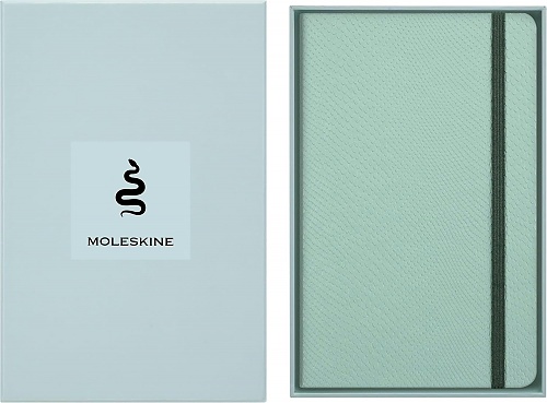 Notatnik Moleskine Rok Węża Wegańska Skóra L duży (13x21 cm) W Linie Szałwiowa Zieleń Miękka oprawa w Prezentowym Pudełku (Moleskine Year of the Snake Limited Edition Precious & Ethical Vegea Notebook in Gift box Soft Cover Large Ruled Sage Green) - 80569