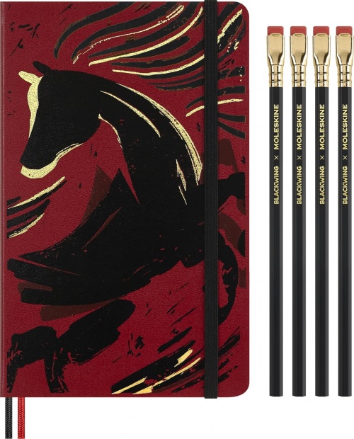 Notatnik Moleskine Rok Konia L duży (13x21 cm) w Linie Czerwony Twarda oprawa i 4 Ołówki Blackwing w Pudełku Prezentowym (Moleskine Year of the Horse Limited Edition Notebook Ruled Large Autumn Red Hard Cover 4 Blackwing Pencils BOX) - 8056999278533