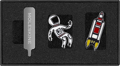 Moleskine 2 Przypinki NASA Kosmonauta i Rakieta (Moleskine Set of 2 NASA Pins Astroman and Rocketship) – 8056999277550