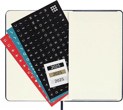 Kalendarz Moleskine 2025 12M rozmiar P (kieszonkowy 9x14 cm) Dzienny Niebieski/Szafirowy Twarda oprawa (Moleskine Daily Notebook Diary/Planner 2025 Pocket Sapphire Blue Hard Cover) - 8056999270186