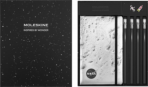 Zestaw Moleskine NASA do Rysowania 4 Ołówki Blackwing Notatnik L duży (13x21 cm) w Linię z Księżycem i 2 Przypinki w Pudełku (Moleskine NASA Drawing Gift Box Ruled notebook 4 Blackwing pencils 2 pins BOX) - 8056999276072