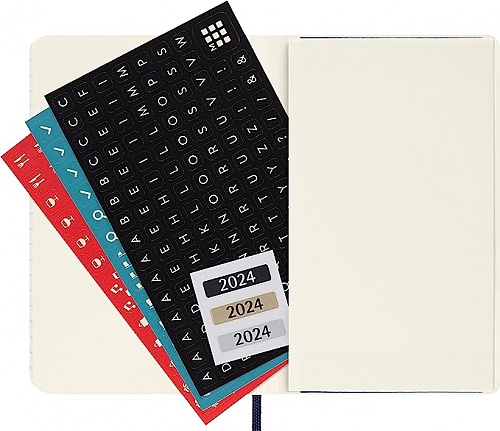 Kalendarz Moleskine 2024 12M rozmiar P (kieszonkowy 9x14 cm) Dzienny Niebieski/Szafirowy Miękka oprawa (Moleskine Daily Notebook Diary/Planner 2024 Pocket Sapphire Blue Soft Cover) - 8056598856569