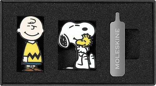 Moleskine 2 Przypinki Fistaszki Snoopy i Charlie (Moleskine Set of 2 Peanuts Pins Snoopy and Charlie) – 8056999277192