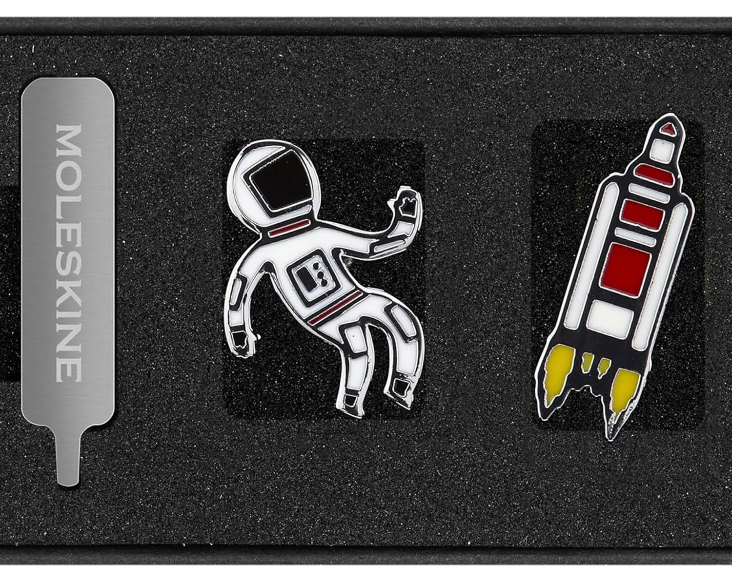 Moleskine 2 Przypinki NASA Kosmonauta i Rakieta (Moleskine Set of 2 NASA Pins Astroman and Rocketship) – 8056999277550