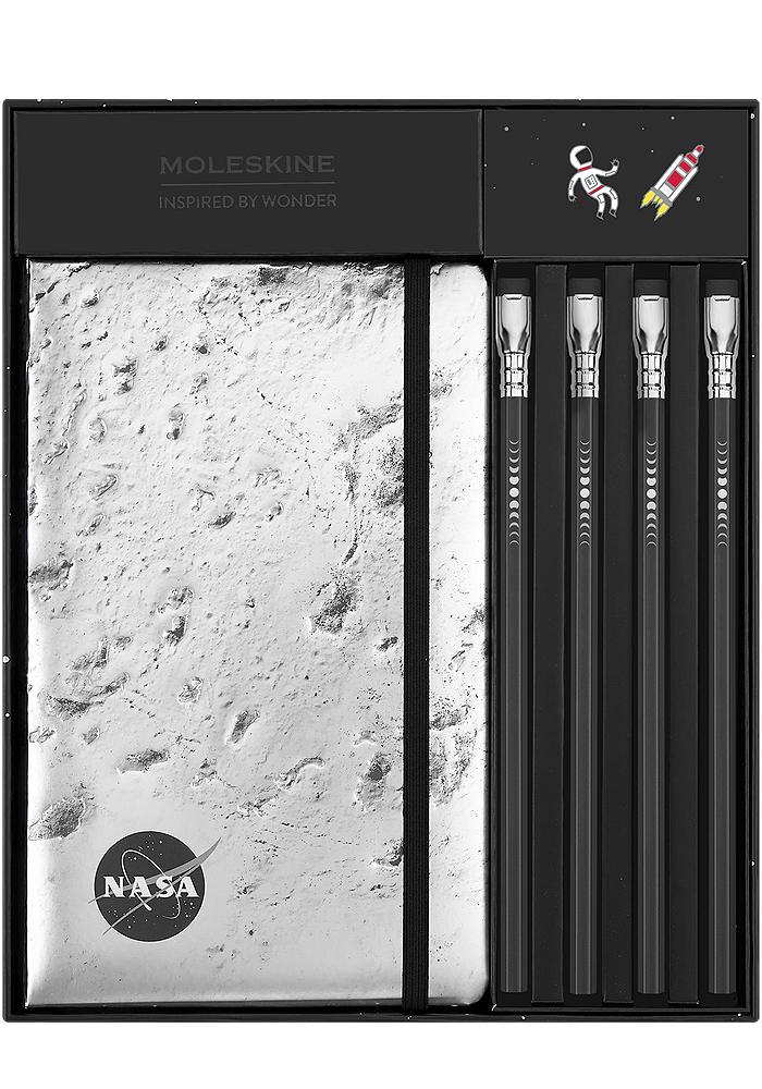 Zestaw Moleskine NASA do Rysowania 4 Ołówki Blackwing Notatnik L duży (13x21 cm) w Linię z Księżycem i 2 Przypinki w Pudełku (Moleskine NASA Drawing Gift Box Ruled notebook 4 Blackwing pencils 2 pins BOX) - 8056999276072