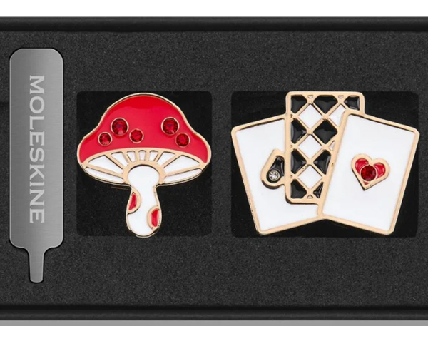 Moleskine 2 Przypinki Alicja w Krainie Czarów Muchomor i Karty (Moleskine Set of 2 Alice in Wonderland Pins Mushroom & Cards) - 8056711513836