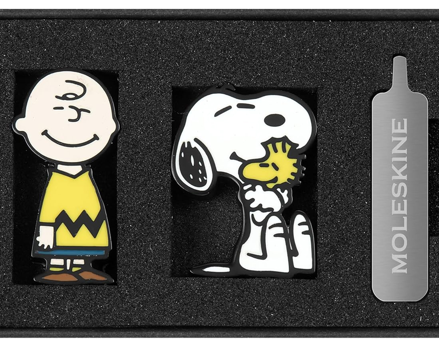 Moleskine 2 Przypinki Fistaszki Snoopy i Charlie (Moleskine Set of 2 Peanuts Pins Snoopy and Charlie) – 8056999277192